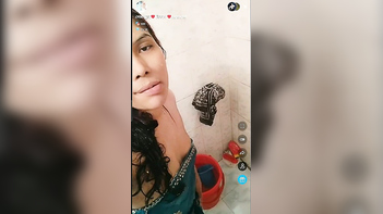 Indian Babe Strips Her Saree, Revealing Juicy Curves, Then Takes a Steamy Bath