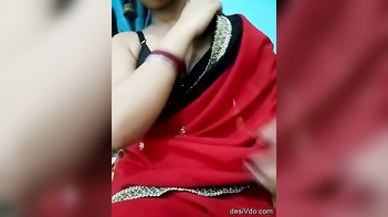Desi Babe in Saree Squeezing Her Juicy Tits Like a Pro