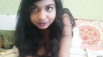Indian Chick Shows Off Her Juicy Pussy In A Raw Homemade Porn Video