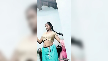 Desi MILF Shows Off Her Juicy, Saggy Tits in Explicit Detail