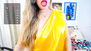 Bhabhi in Yellow Saree Looking Damn Stunning and Sexy As Hell