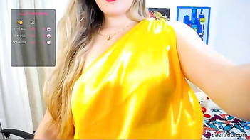 Bhabhi in Yellow Saree Looking Damn Stunning and Sexy As Hell