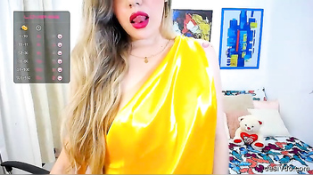 Bhabhi in Yellow Saree Looking Damn Stunning and Sexy As Hell