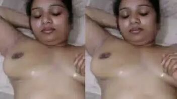 Damn Hot Indian Babe Gets Fingered Like a Fucking Pro, Moaning Loud As Hell