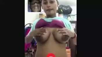 Babe Strips Down and Shows Off Her Juicy Pussy on Cam