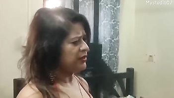 Indian Aunty from Playboy Group Gave Me Mind-Blowing First Call Sex, Oh God!