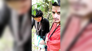 Desi Chick Gives Mind-Blowing Outdoor Handjob To Lucky Boyfriend
