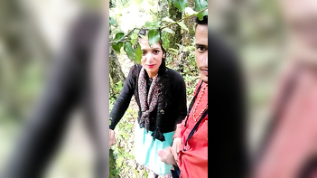 Desi Chick Gives Mind-Blowing Outdoor Handjob To Lucky Boyfriend