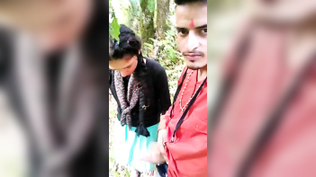 Desi Chick Gives Mind-Blowing Outdoor Handjob To Lucky Boyfriend