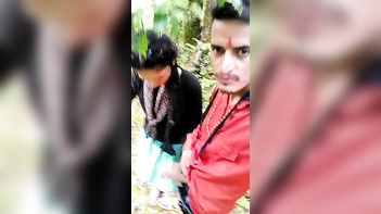 Desi Chick Gives Mind-Blowing Outdoor Handjob To Lucky Boyfriend