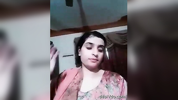 Paki Wife Shows Off Her Pussy in a New Selfie Clip