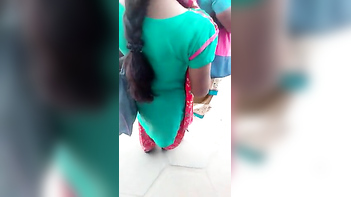 Desi Teen Shows Off Her Stunning Body at the Bus Stop - Damn That’s Sexy