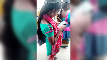 Desi Teen Shows Off Her Stunning Body at the Bus Stop - Damn That’s Sexy