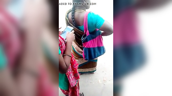 Desi Teen Shows Off Her Stunning Body at the Bus Stop - Damn That’s Sexy