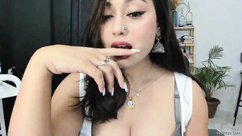 Indian Bhabhi Anna Shows Her Erotic Face While Moaning Loudly