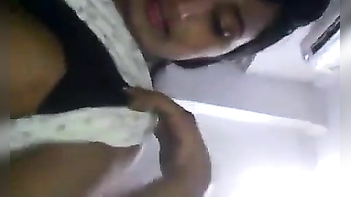 Tamil Porn Star Shows Off Her Pussy In MMS Leak For Fucking Fans