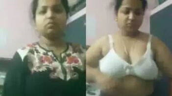 Desi Babe Squeezes Her Juicy Natural Tits In Front Of The Damn Mirror