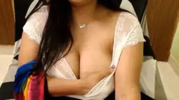 Desi Aunty Flashes Her Massive Tits in Crystal Clear HD.