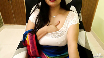 Desi Aunty Flashes Her Massive Tits in Crystal Clear HD.