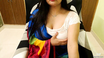 Desi Aunty Flashes Her Massive Tits in Crystal Clear HD.