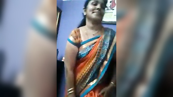 Desi Aunty Flashing Her Pussy To Her Horny Boss In The Office