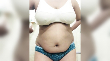 Desi Hina Bhabi Masturbating Like a Wild Bitch