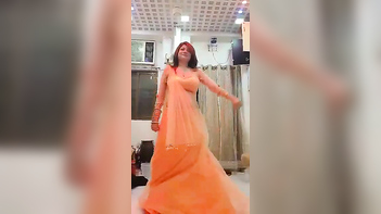 Desi Chick Dances Like a Damn Goddess, Sexy As Hell, Watch Her Freaky Moves!