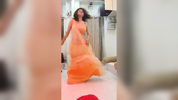 Desi Chick Dances Like a Damn Goddess, Sexy As Hell, Watch Her Freaky Moves!