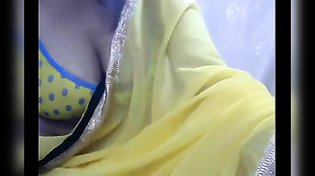 Experience Hot Desi Sex with Big Boob Punjabi Bhabhi in Webcam Chat - Uncover Her Pallu Slip!