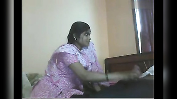 Experience the Thrill of Desi Sex with Chubby Indian Bhabhi Cam Fun!