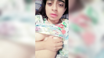 Paki Slut Gets Her Pussy Fingering in Leaked Footage