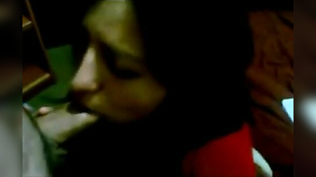 Indian Bhabhi Gags on Cock and Swallows Cum in Leaked MMS Blowjob Video.