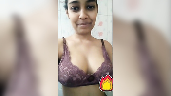 Desi Babe Flashing Her Juicy Titties and Pussy