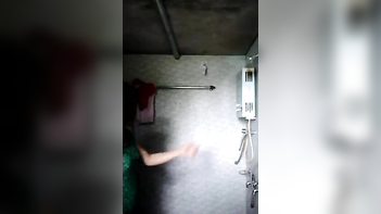 Desi Chick Shows Off Her Curvy Body While Washing Up