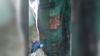 Desi Babe in Sari Shows Off Her XXX Body, Teasing the Shit Out of Me