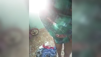 Desi Babe in Sari Shows Off Her XXX Body, Teasing the Shit Out of Me