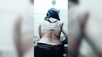 Pakistani Babe Masturbates Like a Pro, Sexy As Hell