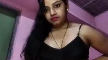 Desi Bhabi Shows Off Her Juicy Tits in Selfie Video, Damn That’s Sexy