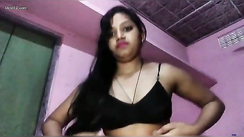 Desi Bhabi Shows Off Her Juicy Tits in Selfie Video, Damn That’s Sexy