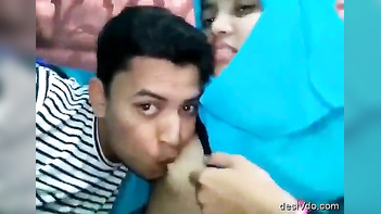 Lucknow College Beauty Faheema’s Tits Devoured by Her BF