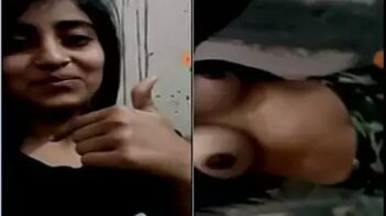 Indian Teen Shows Off Her Juicy Tits in a Selfie Sex Tape