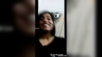 Indian Teen Shows Off Her Juicy Tits in a Selfie Sex Tape