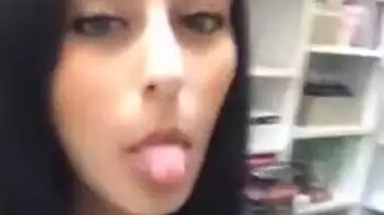Egypt Muslim Chick in Hijab Shows Off Her Curves in Leaked Clip