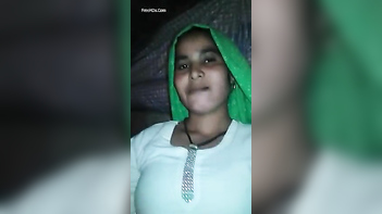 Indian Babe Boldly Shows Off Her Wet Pussy In Broad Daylight