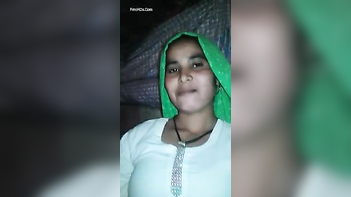 Indian Babe Boldly Shows Off Her Wet Pussy In Broad Daylight