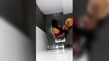 Girl Rips Her Sari to Pee and Clean Her Dripping Pussy in the Bathroom