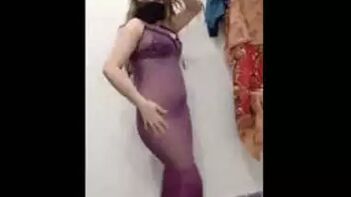 Desi Seller Babe Shakes Her Ass in a Sexy Dance Video