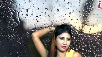 Indian Babe Strips Down, Flaunts Massive Tits in Yellow Sari