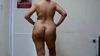 Desi Chick With Juicy Ass Dances Seductively In XXX Video