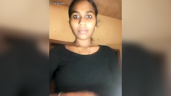 Desi Chick Flashing Her Juicy Tits and Pussy Close-ups